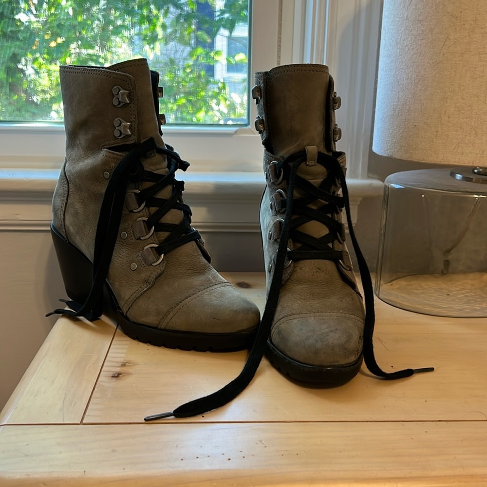Sorel Joann of Arc Boots - gray